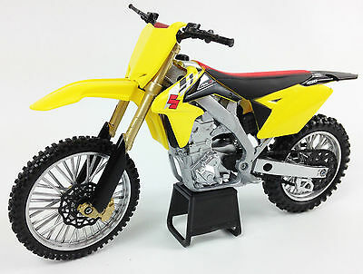 SUZUKI RMZ 450 1:6 SCALE DIECAST MX MODEL BIKE